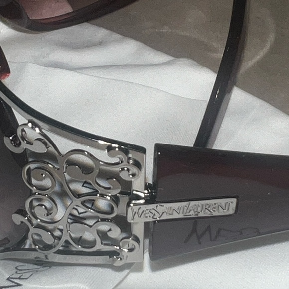 Yves Saint Laurent woman’s sunglasses. - Picture 8 of 9